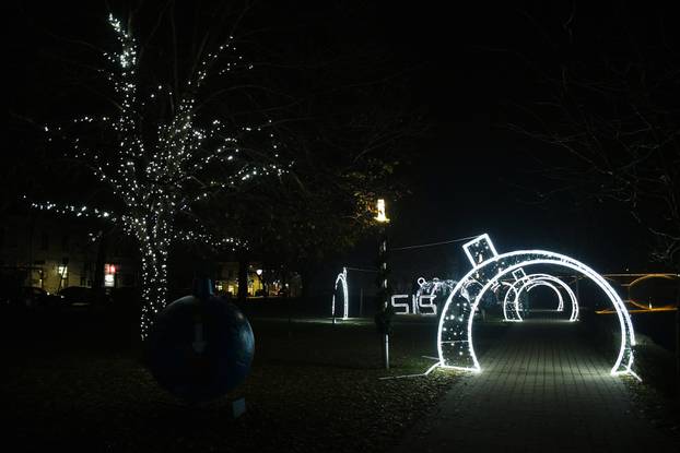 Sisak: Šareni božićni ukrasi uljepšavaju grad u vrijeme Adventa