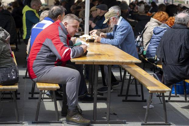 Osijek: Tradicionalna podjela blagdanskog fiš paprikaša na Trgu Svetog Trojstva