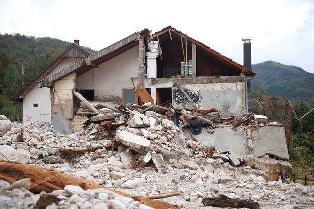 Odron iz kamenoloma uzrokovan jučerašnjim poplavama zatrpao je kuće u Donjoj Jablanici