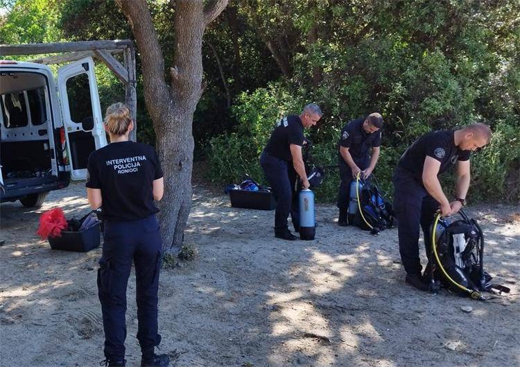 Policijski ronioci čistili pulsko podmorje od smeća: Izronili od traktorskih guma do staklenki