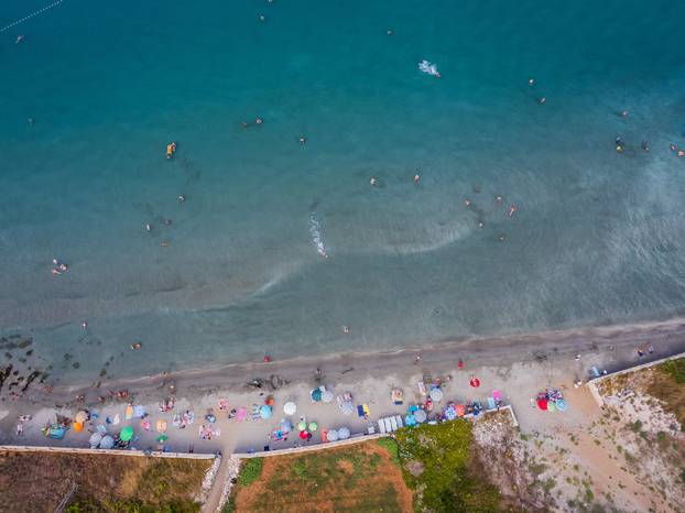 Na plaži Bilin Žal kod Lumbarde svatko može pronaći svoj komadić raja