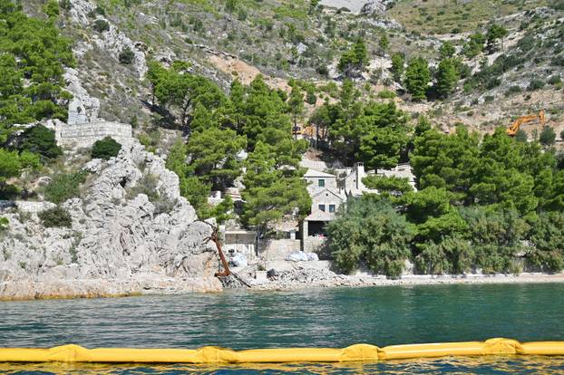 Nastavlja se rušenje bespravno izgrađenih objekata u uvali Vruja