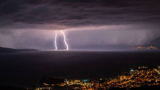 Pogled na Makarsku i munje u bračkom kanalu prema Splitu