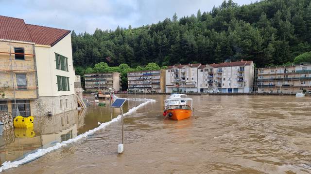 VIDEO Pogledajte kako izgleda Obrovac jutros: Kiša je prestala, ali grad je i dalje pod vodom