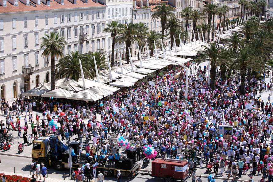 Sjeli na pločnik i blokirali 'Hod za život': Odnijeli ih u maricu