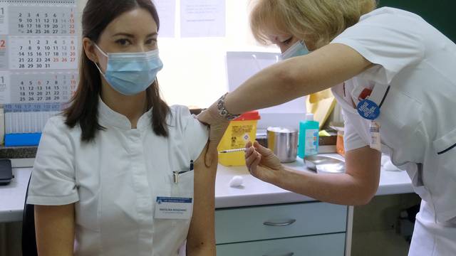 Počelo cijepljenje zdravstvenih djelatnika