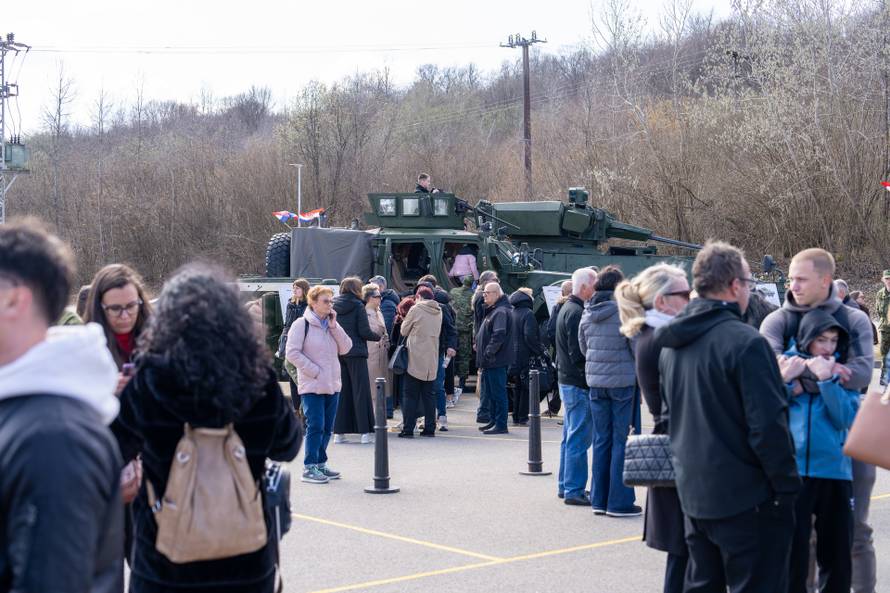 Svečana prisega ročnika na temeljnom vojnom osposobljavanju u Slunju