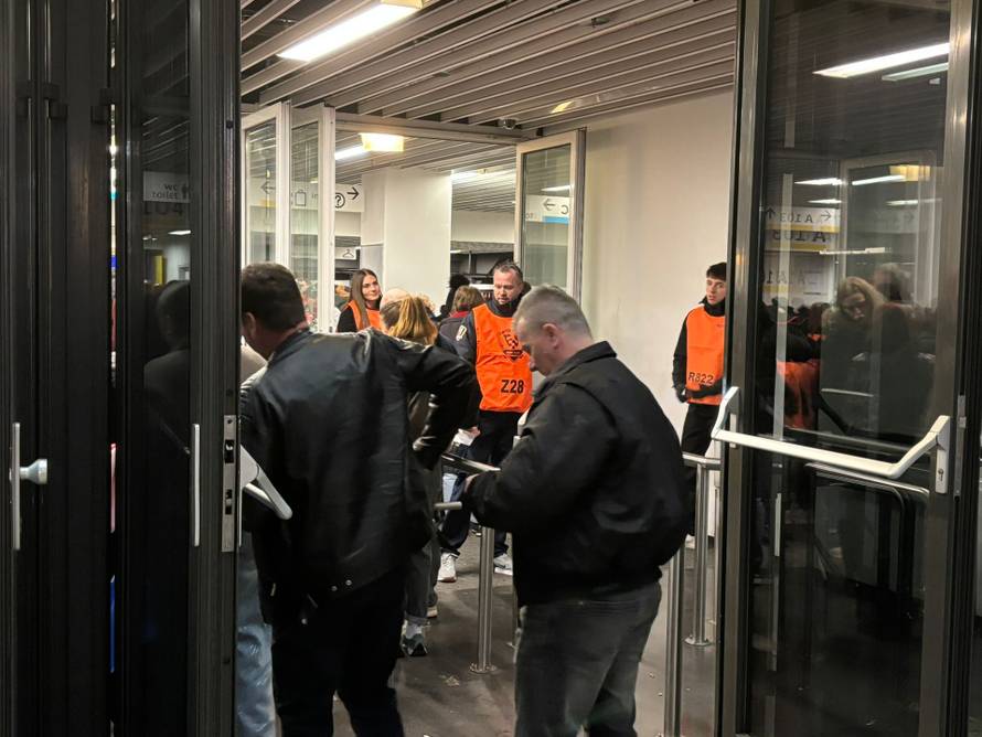 Ulazi otvoreni: Fanovi stižu na Thompsonov koncert u Areni