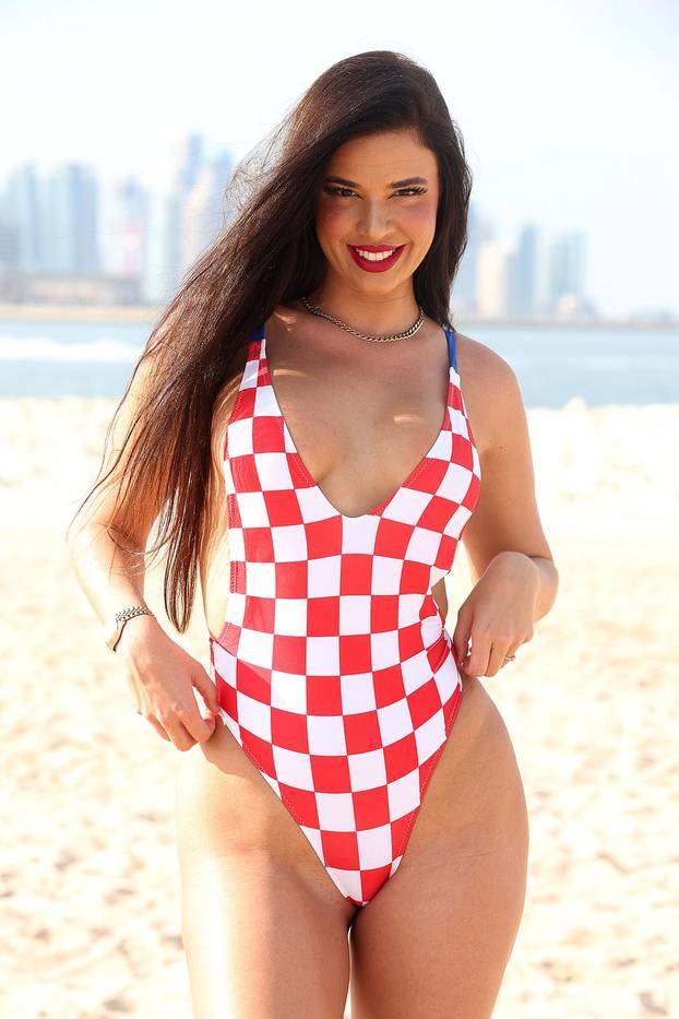 ARHIVA - Ivana Knoll pozirala u kockastom kupaćem kostimu na plaži Ras Abu Aboud