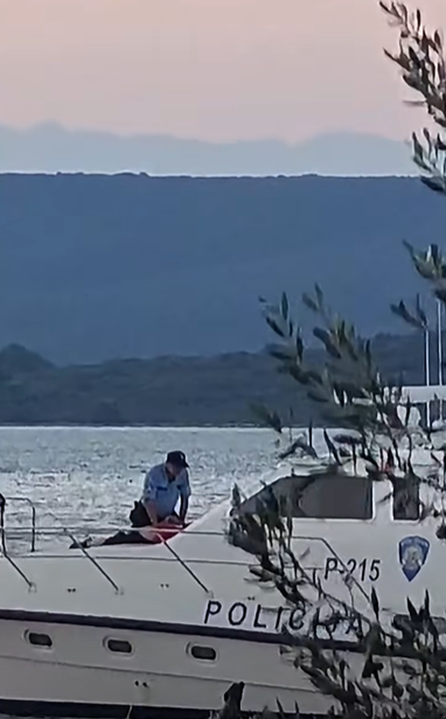 Širi se snimka na kojoj policajac s broda baca psa u more! Evo što kažu: 'Samo smo ga pustili'