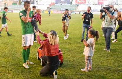 Djevojka zaprosila nogometaša nakon utakmice, on zaplakao!