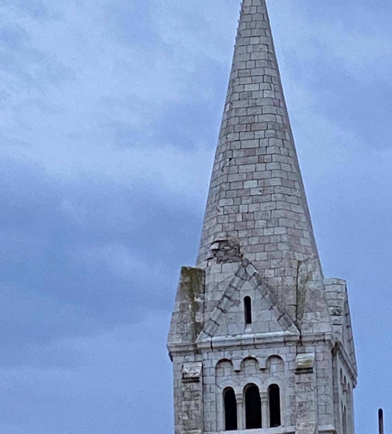 Nevrijeme pogodilo Brač, udar groma oštetio toranj crkve u Selcima. Župnik: Bilo je strašno