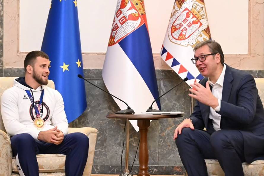Vučić ugostio hrvača Komarova: Ponosni smo što je digao tri prsta u Zagrebu, njih to nervira
