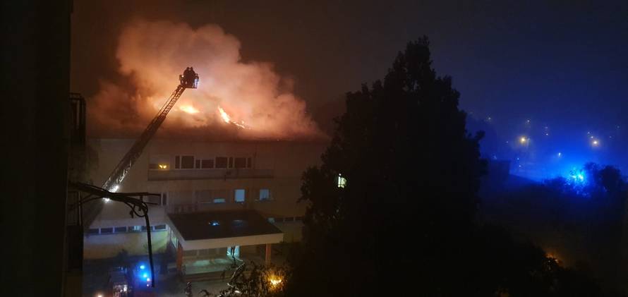 VIDEO Osnovna škola u Zagrebu gorjela više od dva sata, jedan vatrogasac je lakše ozlijeđen