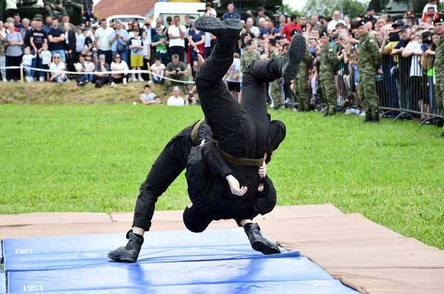 FOTO Pogledajte vježbe HV-a i policije u Okučanima: Borbe, eksplozija i skok padobranom!