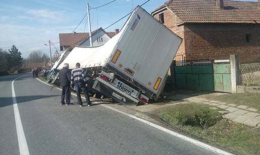 A joj, ode sva piva: Kamion se zanio u zavoju i završio u jarku