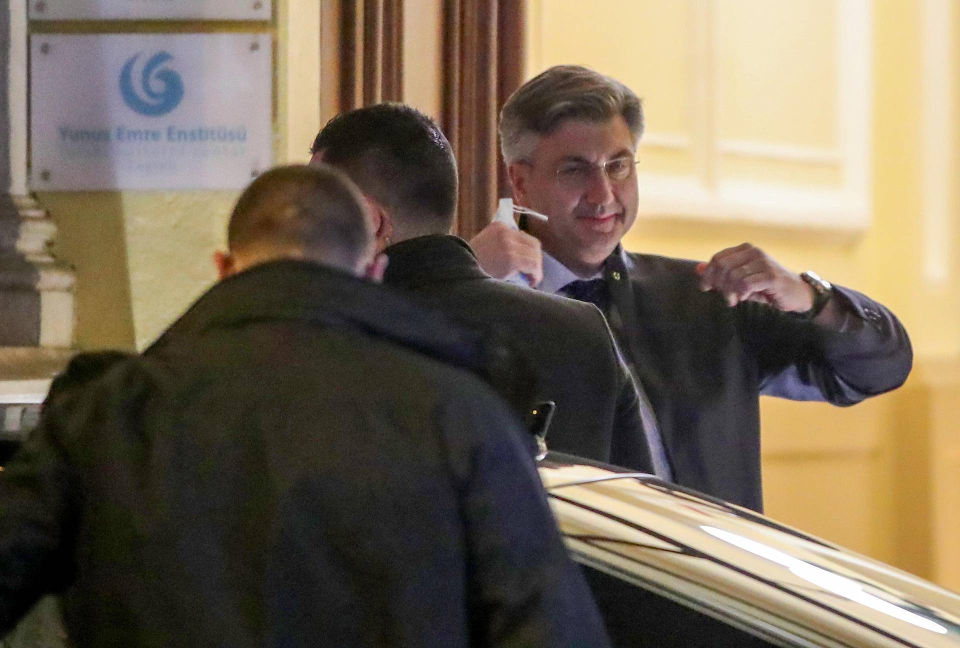 Andrej Plenković stigao u restoran Gallo u Hebrangovoj ulici gdje će se sastati s Emmanuelom Macronom