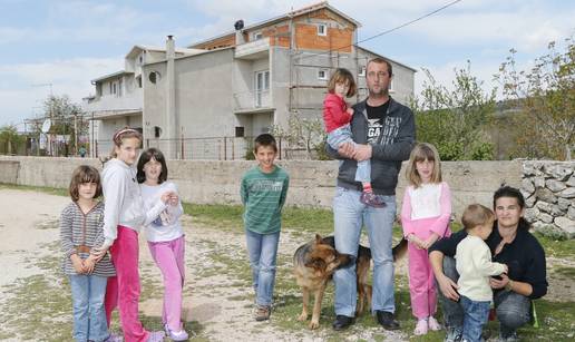Uskoro će se useliti: Slijepom pastiru obnovili krov na kući 