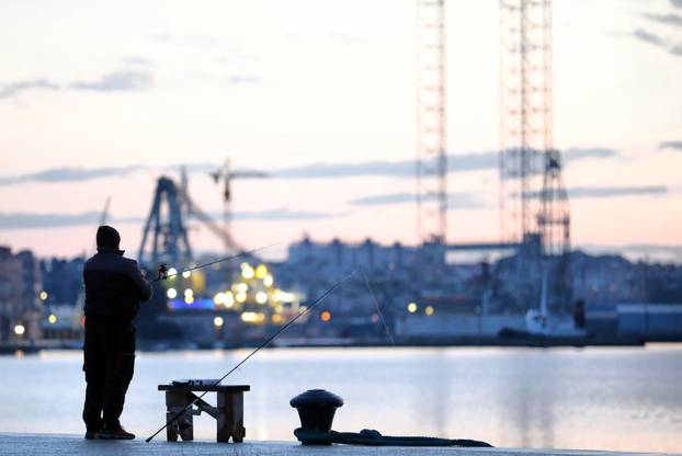 Pula: Nakon prestanka kiše ribiči požurili na gradsku rivu
