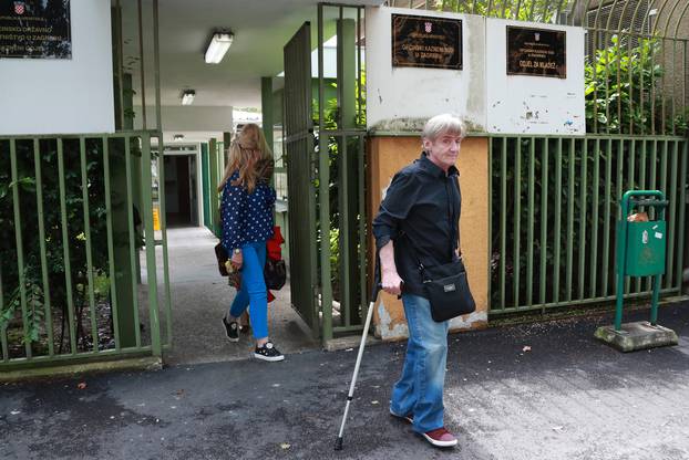 Zagreb: Dobro raspoloženi Rajko Dujmić s obitelji izlazi iz zgrade suda