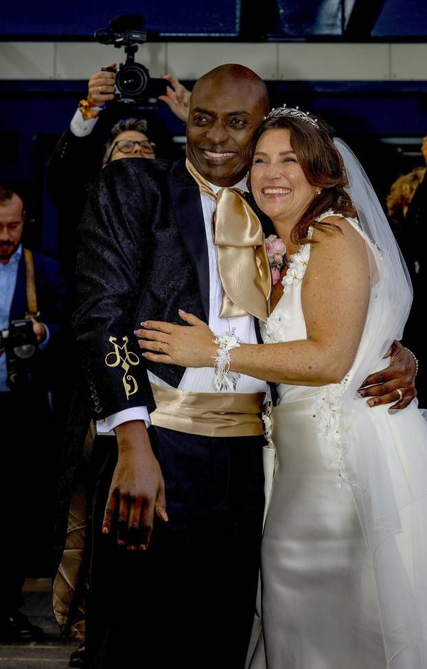 Bridal couple princess Märtha Louise and Mr. Durek Verrett greet the crowd