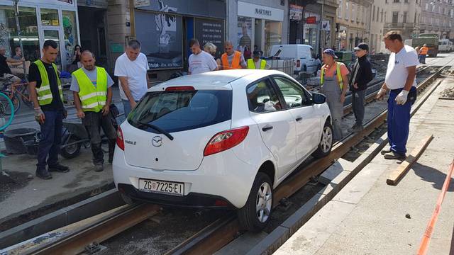 I ona upala autom u tračnice: 'Gledajte prometne znakove!'