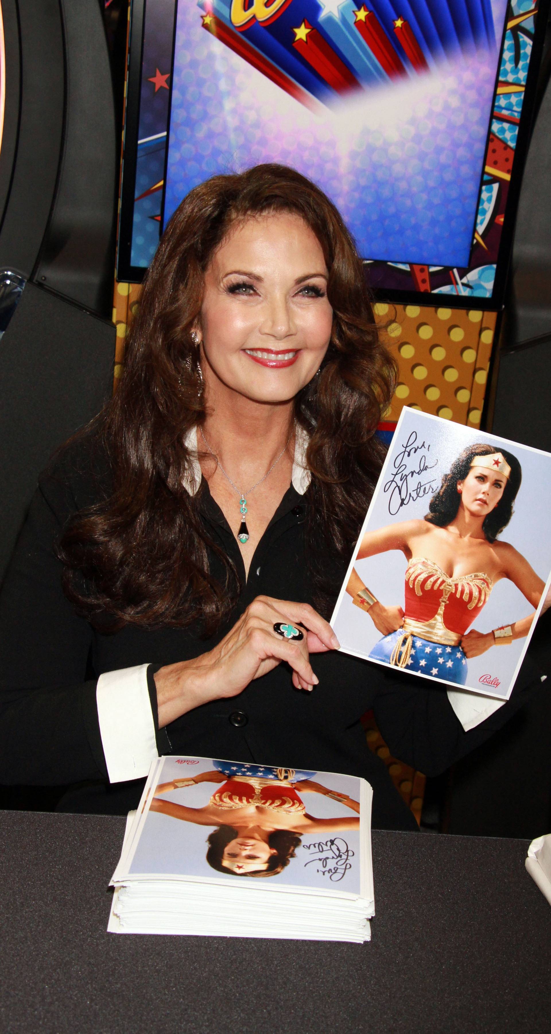 Lynda Carter unveils 'Wonder Woman' Slot Machine - The Sands Expo - Las Vegas