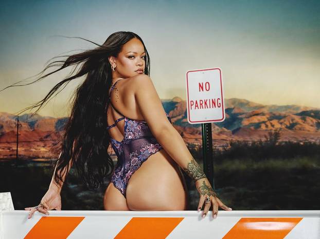 FOTO Rihanna se opet skinula i pokazala guzu: Seksi donje rublje i grudi pale u drugi plan
