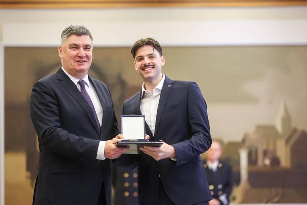 Zagreb: Predsjednik Republike uručio  je odlikovanja Hrvatskoj rukometnoj reprezentaciji