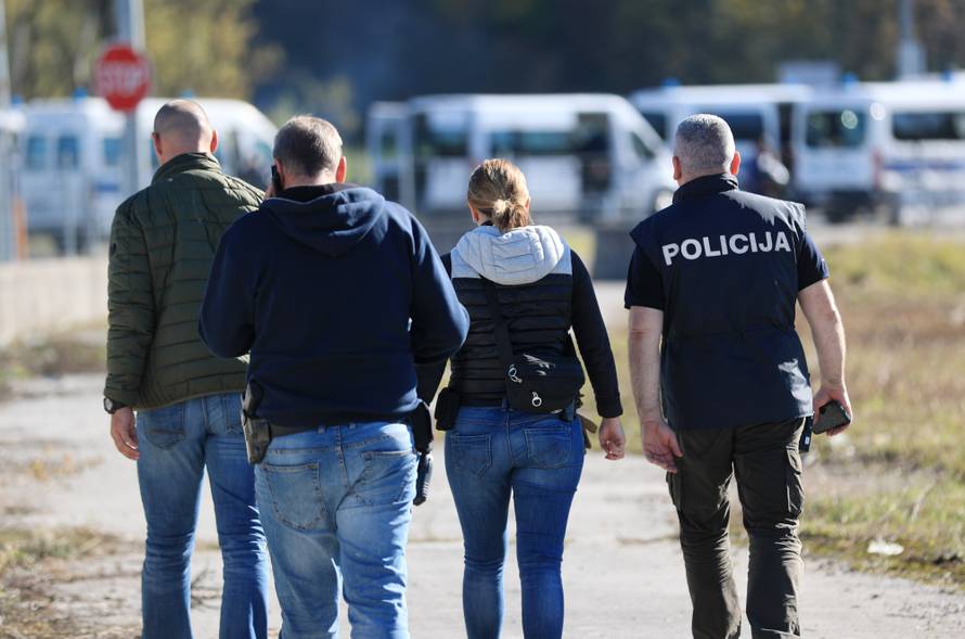 Migranti ih gađali kamenjem: Lakše ozlijeđena dva policajca