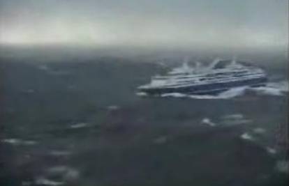 Veliki val udario turistički cruiser usred oceana
