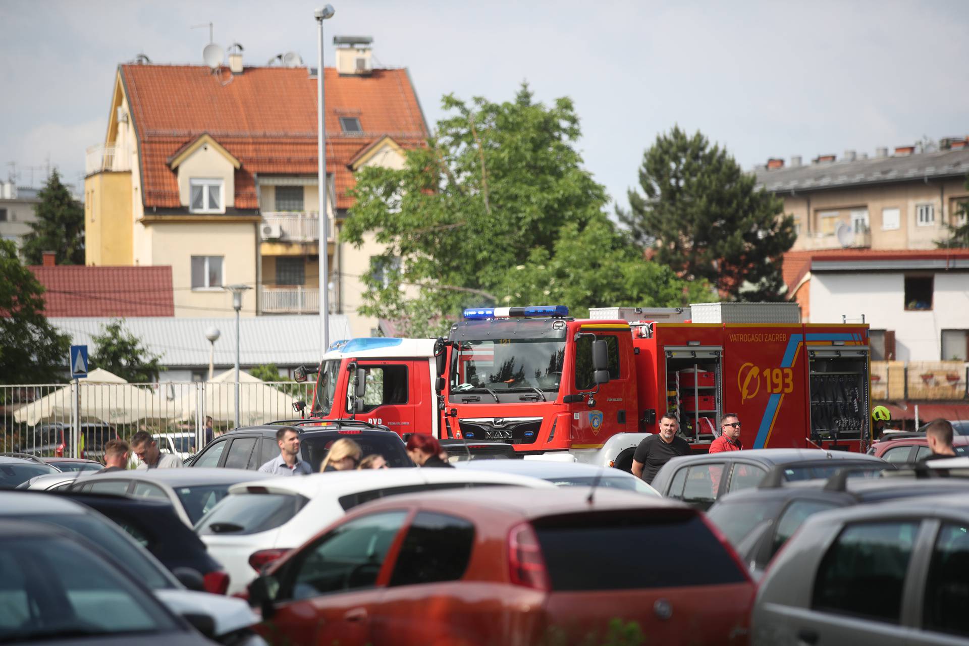 Zagreb: Gori objekt na Krugama, vatrogasci na terenu