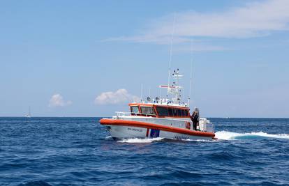 Četvrtu brzu brodicu pomorske medicinske službe predali su  Malom Lošinju: 'Prima 35 ljudi'