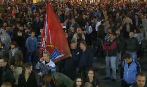 Beograd u blokadi, protivnici Pridea policiju gađali bocama