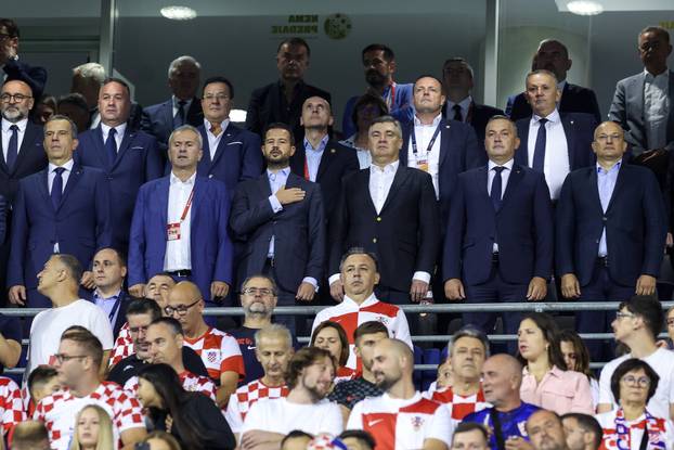 Svečana loža tijekom susreta Hrvatske i Crne Gore u kvalifikacijama za Svjetsko prvenstvo