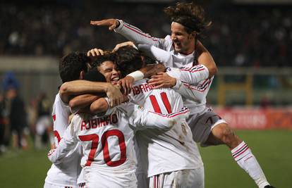 Milan na krilima Ibrahimovića, Van Bommelu crveni u debiju