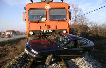 Vlak gurao auto s vozačem 30 metara po tračnicama