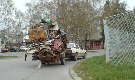 Malu prikolicu nakrcao s hrpom metalnog otpada