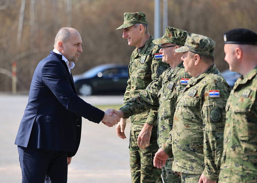 Ministar Anušić i general Kundid na prvom danu TVO-a na Slunju
