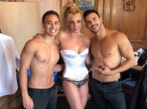 U klinču s plesačima: Britney pokazala seksi liniju u korzetu