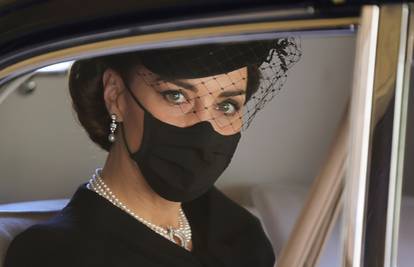 Biserna ogrlica Kate Middleton poklon je od kraljice, prije nje nosila ju je princeza Diana