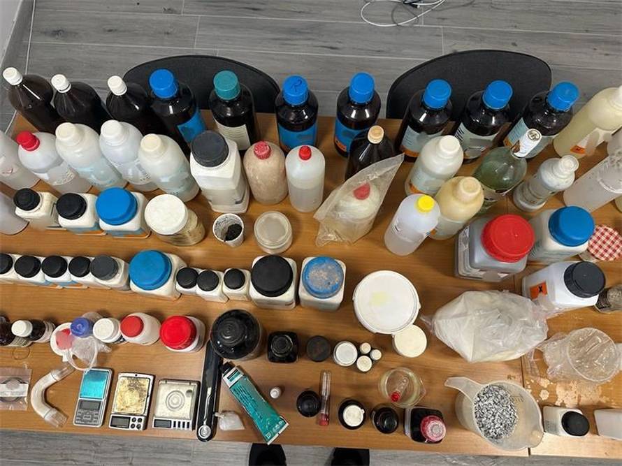 Policija muškarcu u Brelima pronašla eksploziv i drogu