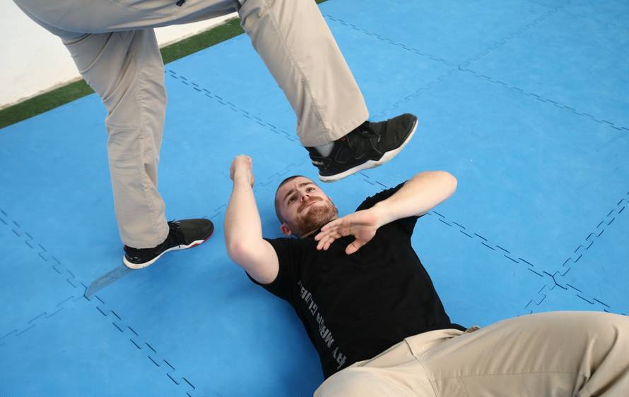 Naučite se spasiti od napada palicom, nožem i pištoljem!