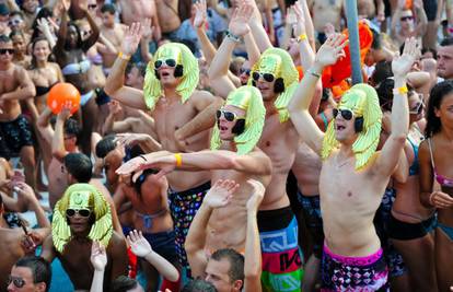 Petorica 'veličanstvenih' glave štiti oklopima na beach partiju