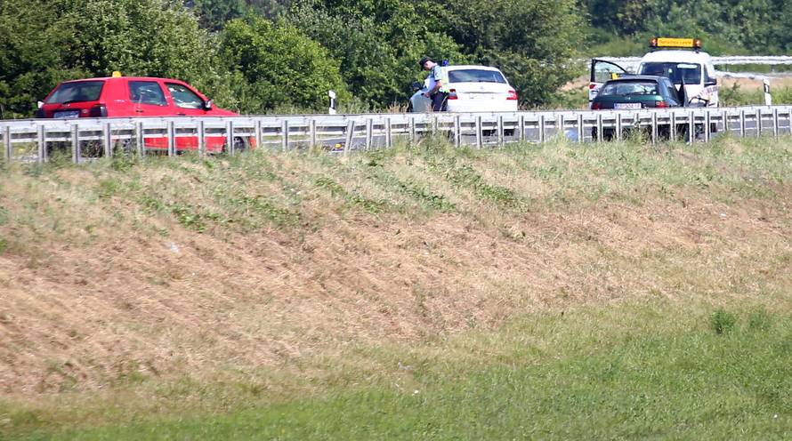 Sudarila se tri auta: Dvoje ljudi je ozlijeđeno, a jedan poginuo