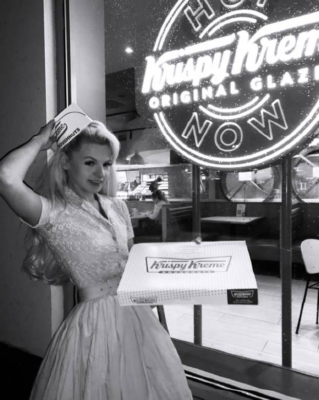 FOTO Mlada ljepotica obožava vintage stil - u retro krpicama donosi seksepil iz 1950-ih