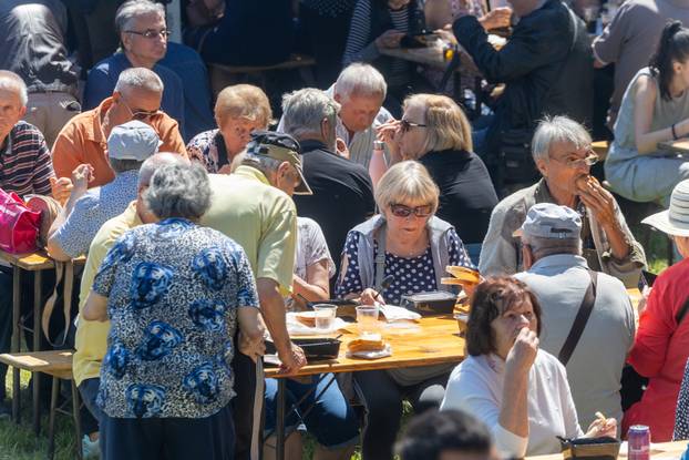 Osijek. Podjela graha na lijevoj obali Drave na Praznik rada