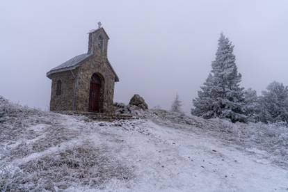 FOTO Snijeg je zabijelio Zavižan