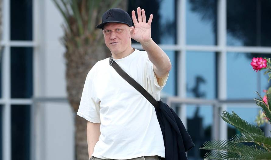 KATAR 2022 - Bivši hrvatski reprezentativac Ivan Klasnić ispred hotela Hilton Doha