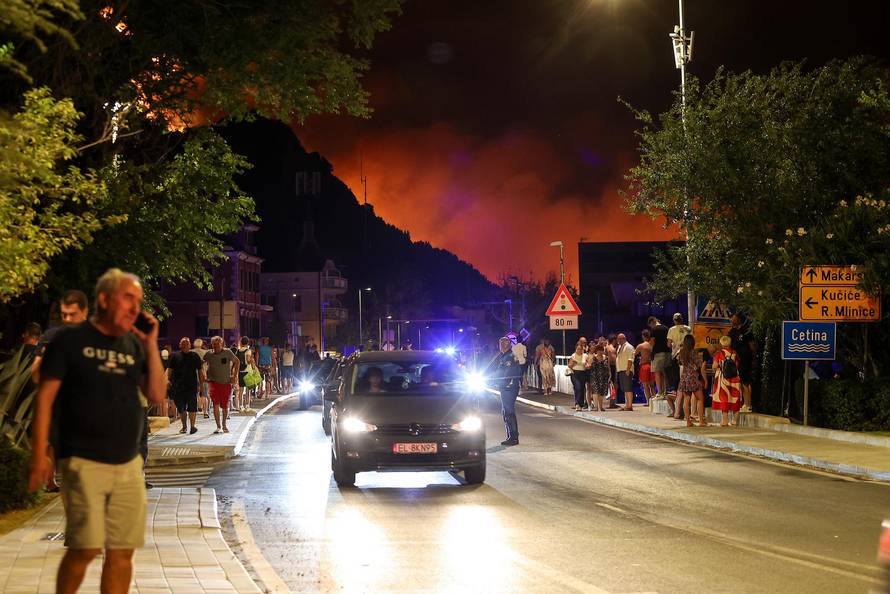 Požar kod Omiša: Evakuiran velik broj turista i mještana, pred vatrogascima je besana noć